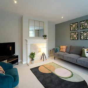 Perfectly Located 4 Bed Town House In Sleeps 8 Holiday home Wetherby